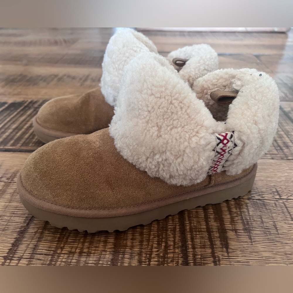 Women’s UGG short tan size 6
